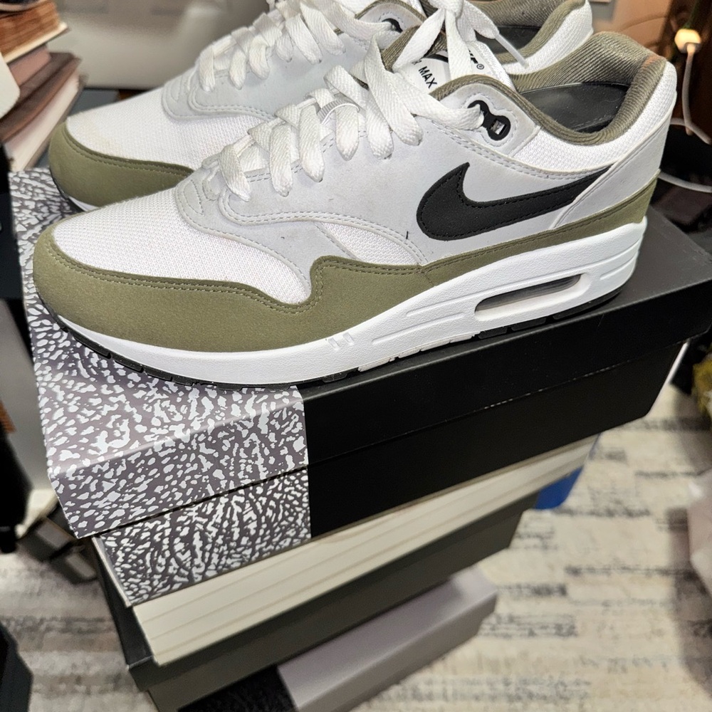 Nike Men’s Olive White Black Low-Top Sneakers